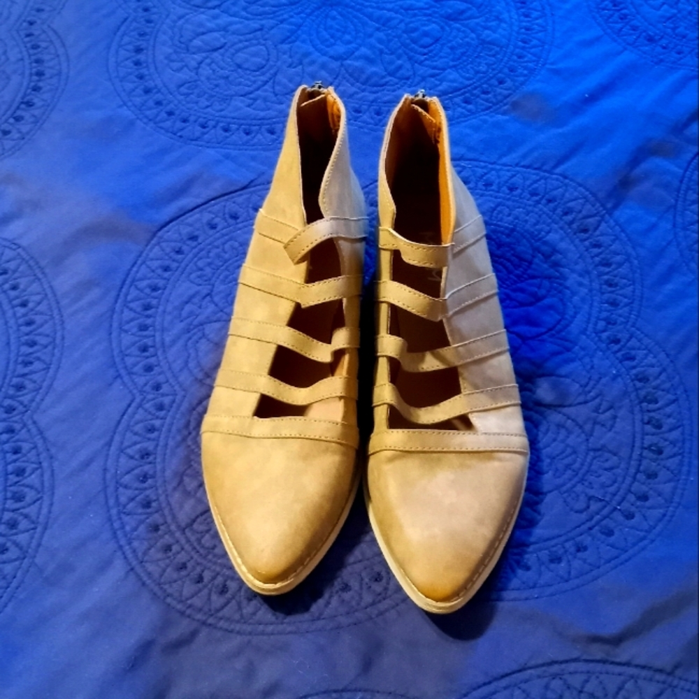 Mimi Lavin faux suede ankle boot size 9